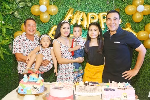 Quyền Linh thường đưa Hạt Dẻ đi dự các buổi tiệc sinh nhật thân mật cùng bạn bè. Cô bé được nhận xét là có nhiều đường nét giống bố bởi khuôn mặt hiền hậu và đôi lông mày rậm rạp đặc trưng.