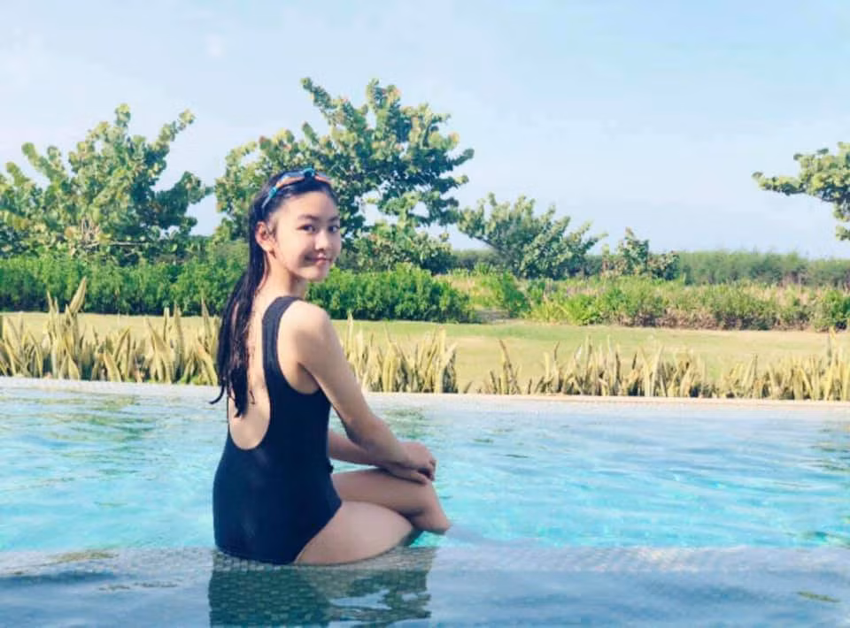 Lọ Lem sở hữu gương mặt thanh tú, được nhận xét là thường hưởng nhiều nét đẹp từ bố mẹ. Cô bé được ví như “tiểu Trương Bá Chi” ở một vài ảnh chụp nghiêng.