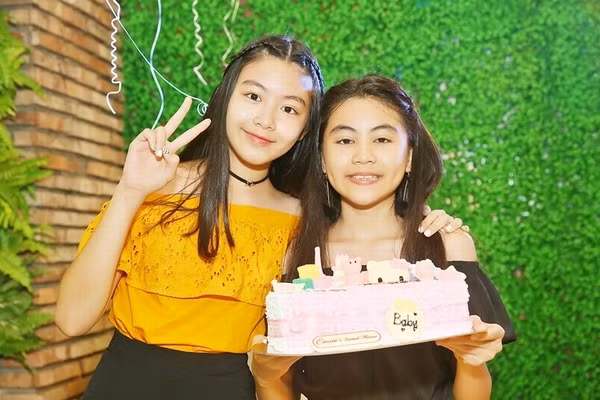 Cách nhau 3 tuổi nhưng hai cô con gái Quyền Linh hiện tại đã gần bằng nhau. Lọ Lem và Hạt Dẻ thường thân thiết, quan tâm nhau và vâng lời bố mẹ.