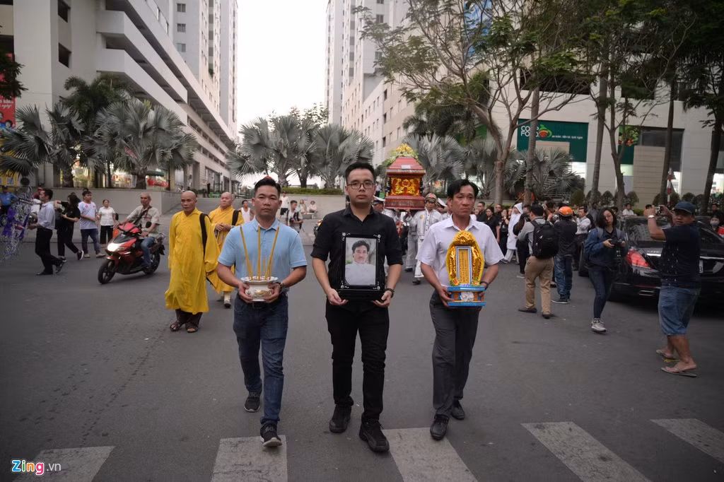 Vì con trai của nghệ sĩ Chánh Tín chưa về kịp nên người cháu họ cầm di ảnh ông, dẫn đầu đoàn đưa tang. Theo chia sẻ từ phía người thân, gia đình sẽ chờ anh Nguyễn Chánh Minh Thức - con trai cả của Chánh Tín - tại nghĩa trang Đa Phước, để nhìn mặt cha lần cuối.