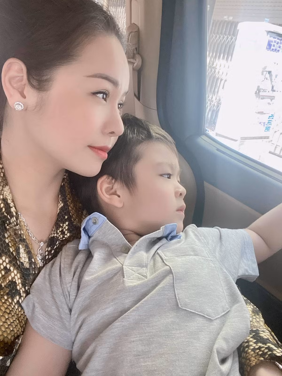 Sao Việt Nhật Kim Anh bày tỏ nguyện vòng gặp con trước ngày Quốc tế Thiếu nhi 1/6 để tặng quà cho con nhưng ý định này không thực hiện được. Nhật Kim Anh cũng thể hiện sự mệt mỏi khi cuộc tranh chấp đã kéo dài cả năm trời với chồng cũ.