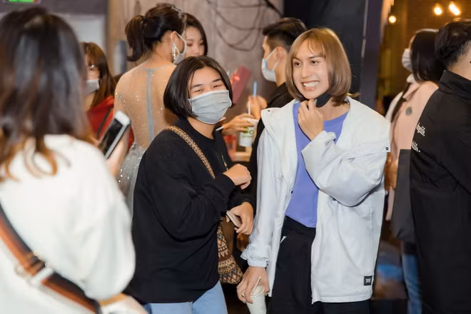 Lynk Lee xuất hiện với diện mạo thay đổi nhiều so với trước. Mới đây, anh cập nhật thông tin trên trang cá nhân là "giới tính nữ". Ca sĩ thoải mái chia sẻ về việc mình thích con trai từ nhỏ và muốn sống đúng với bản thân.