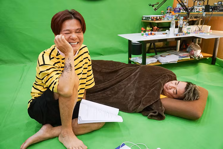 Đặc biệt là màn hội ngộ và “tương tàn” đầu năm của nam ca sĩ Đàm Vĩnh Hưng và Vũ Hà. Trong buổi tập, Vũ Hà “bóc phốt” bửu bối không thể thiếu của Đàm Vĩnh Hưng trong lúc luyện tập chính là khô gà, bánh tráng trộn và mền ngủ.