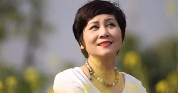Sự nghiệp thành công nhưng chuyện riêng tư trong cuộc đời của nữ nghệ sĩ lại cực kỳ lận đận. Khi 21 tuổi, chị từng kết hôn với một người đàn ông gốc Hà Nội, tuy nhiên, cả hai đã chia tay vì không hợp nhau. Lúc ấy chị vẫn chưa có con. Sau biến cố hôn nhân tan vỡ, NSND Minh Hằng sống độc thân trong khoảng 25 năm. Khi tuổi đã xế chiều, chị quyết định kết hôn với một người bạn quen biết 10 năm của mình. Chồng chị là người gốc Hà Tĩnh.