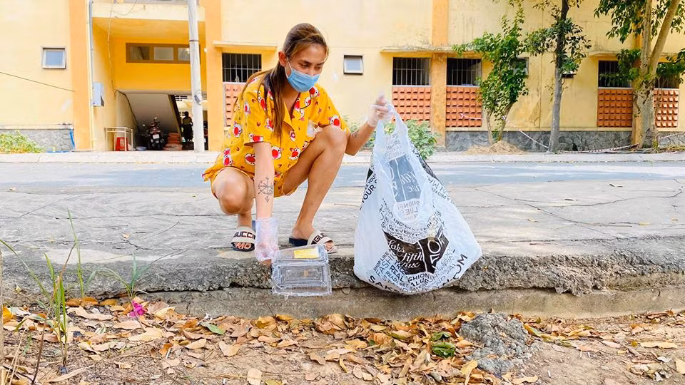 Cô cũng tỏ ra là người có trách nhiệm khi đi nhặt rác ở nơi cách ly. Người đẹp từng chia sẻ quan điểm, muốn sạch sẽ phải tự đi dọn dẹp.