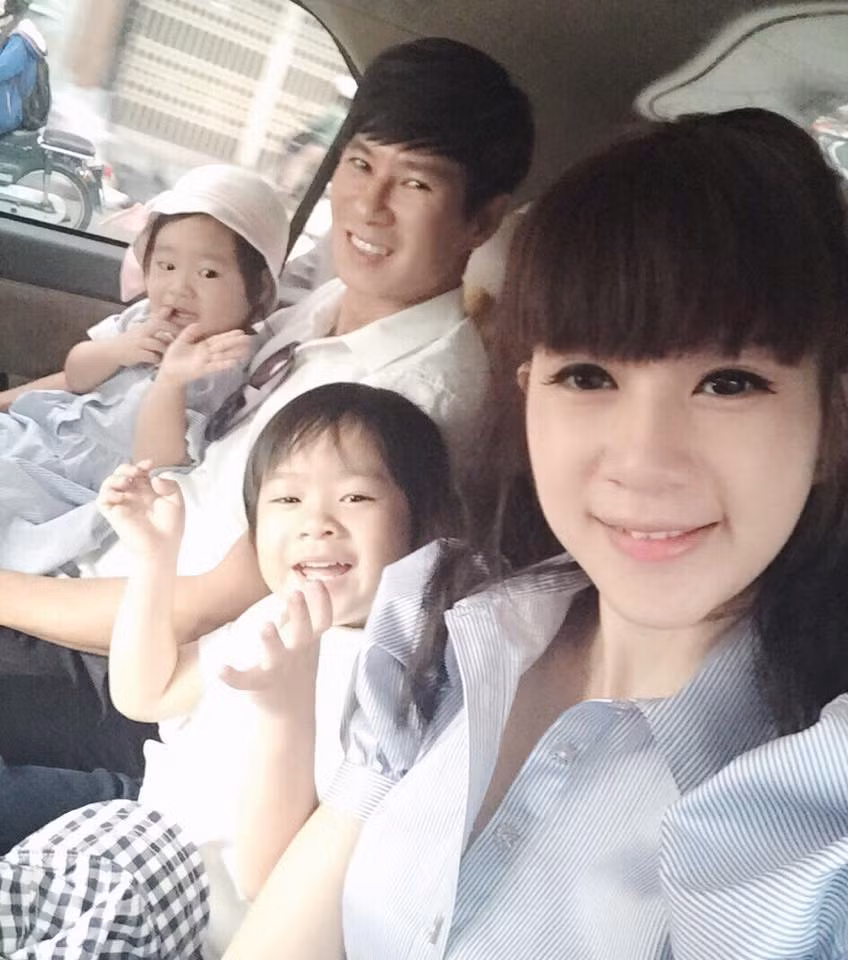 Nam đạo diễn nổi tiếng thường đưa vợ và 4 con đi du lịch, về quê.