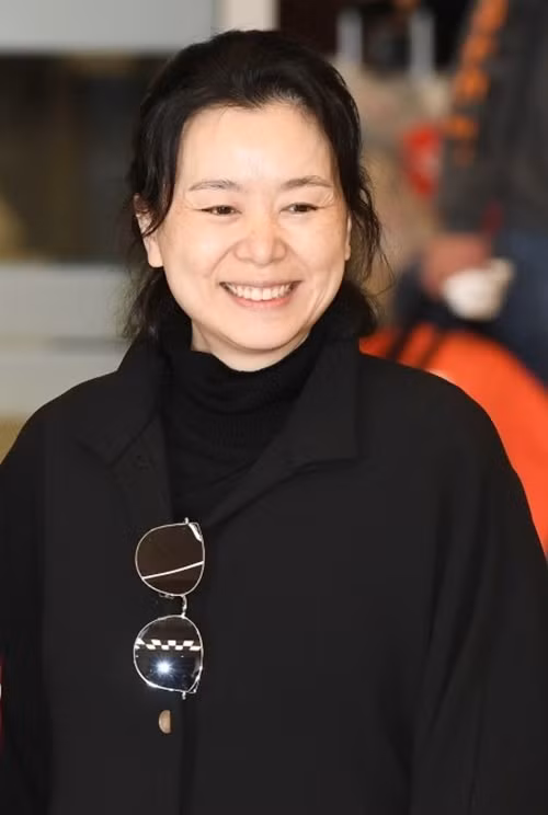 Nữ diễn viên "Ký sinh trùng" Jang Hye Jin xúc động khi thấy người hâm mộ đến đón ê-kíp. Trong phim, cô hóa thân thành người phụ nữ nghèo Kim Chung Sook, vợ của Ki-teak. Mới đây, Jang Hye Jin cũng góp mặt trong phim truyền hình gây sốt Crash Landing on You.