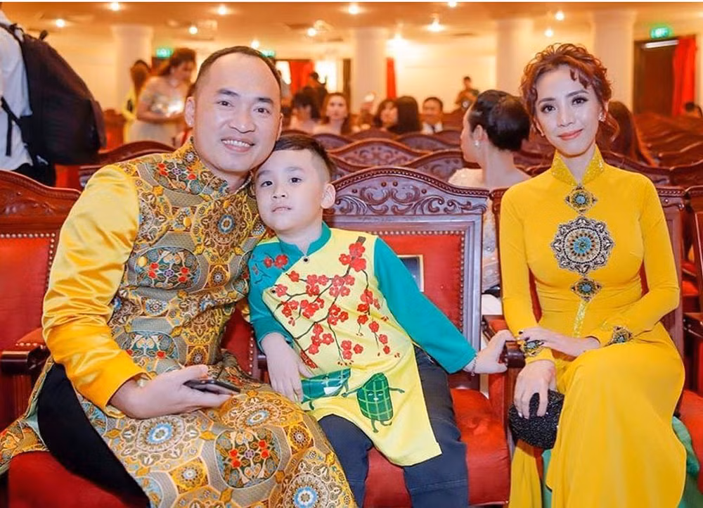 Chia sẻ lại ảnh chụp gia đình dịp đầu năm, danh hài Tiến Luật hài hước than thở: “Xuân qua rồi mà sao con chưa đi học, thằng bé ngây thơ hỏi. Tôi nhẹ nhàng đáp, trường chưa mở con ơi, chứ con ở nhà ba cũng mệt lắm”.