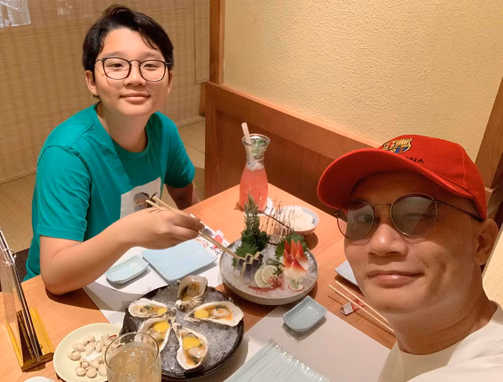Được dịp ăn tối riêng với con trai lớn, Hoàng Bách than thở vì con lớn quá nhanh. Anh viết: “Tối nay chỉ có hai thằng đi chơi với nhau thôi. Cũng phải thế mới có cơ hội gần gũi hắn. Hắn lớn rồi, mấy hôm nay nhất định không cho bố nằm cùng, muốn vào phòng hắn phải xin phép, bố muốn thơm vào má cũng phải xin phép... Lớn nhanh vừa thôi, con trai!”.