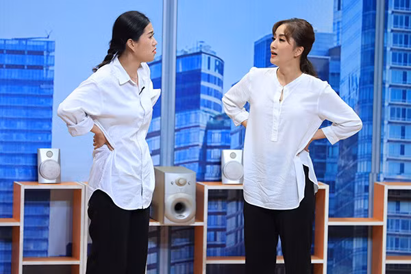 Còn Khánh Thi hoá thân vào vai cô lao công cùng Lâm Vỹ Da, có người yêu là Mạc Văn Khoa làm bảo vệ và bà chủ là Puka. Trong tiểu phẩm, Khánh Thi nhiều lần đối đáp tài tình với Puka, từ việc chỉnh dáng nhảy hay bị bà chủ bới móc khiến cả khán giả và Xuân Bắc vỗ tay hưởng ứng. Khánh Thi còn đẩy Mạc Văn Khoa vào thế lừa dối tính cảm khiến anh phải quỳ xuống trước cô, biến chuyện tình cô lao đông - anh bảo vệ khiến khán giả cảm động. Căn phòng vừa bi, vừa hài, vừa ý nghĩa, vừa cảm động đã khiến Khánh Thi giành được cúp Ơn giời.