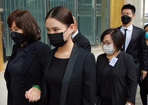 Tài tử Đậu Kiêu dự lễ viếng cùng bạn gái Hà Siêu Liên - con gái vua sòng bạc. Cả hai công khai tình cảm tháng 4/2019. Những ngôi sao không có mặt như Chung Sở Hồng, Đinh Tử Cao, Vương Tổ Lam... gửi vòng hoa tới viếng. Ông vua sòng bạc Macau sau đó sẽ được đưa về an nghỉ tại nghĩa trang Chiêu Viễn gần phía tây của đảo Hong Kong.