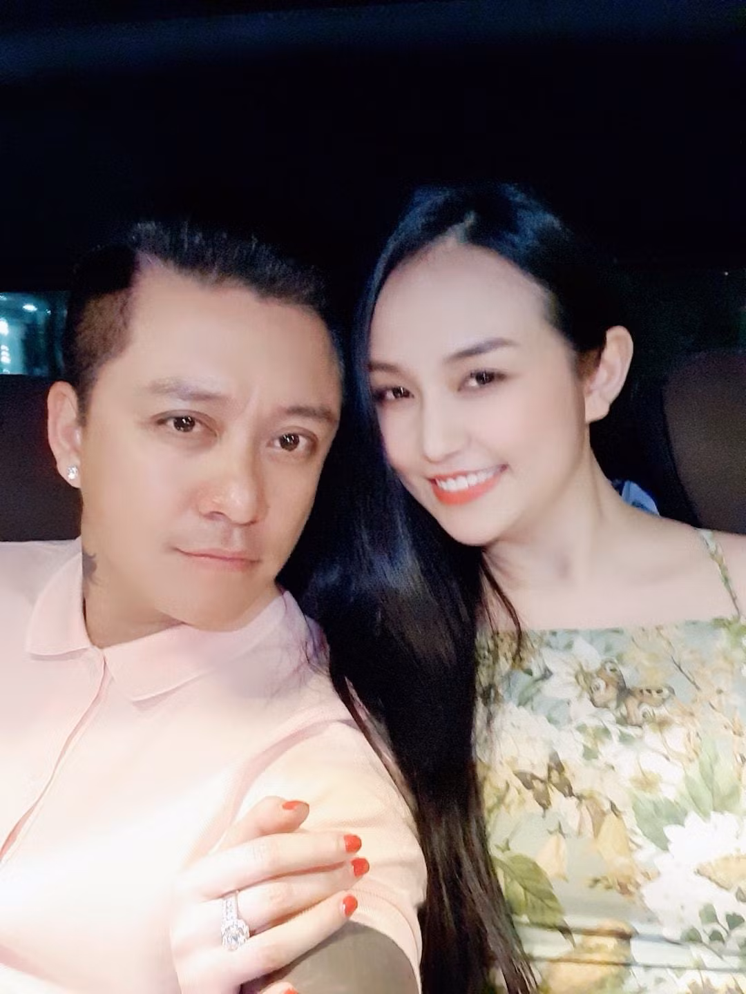 Vợ chồng Tuấn Hưng hâm nóng tình cảm khi 'trốn các con' đi hẹn hò ăn tối cùng nhau.