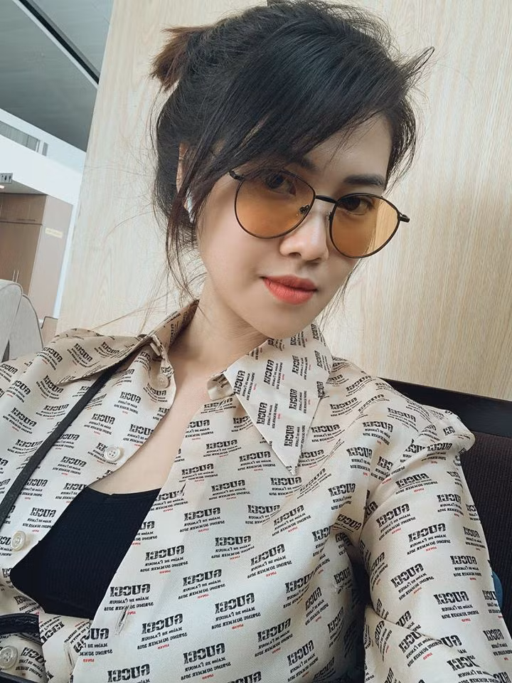 Theo một nguồn tin của Zing.vn, hai người nảy sinh tình cảm sau khi hợp tác chung trong phim Hộp sắt vào năm 2016. Sau đó, Thu Hằng cũng góp mặt trong MV Đẹp trai mới có nhiều đứa yêu của nam ca sĩ.