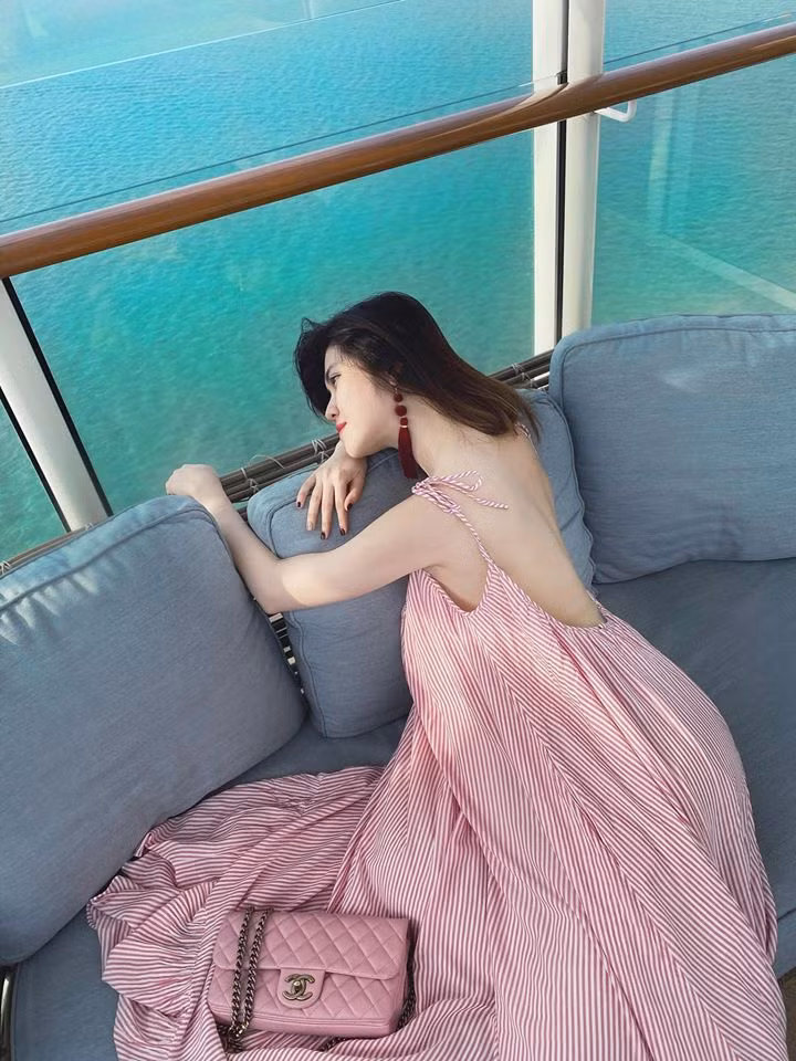 Nhận xét về người mẫu 8X, Song Luân cũng từng tiết lộ Thu Hằng là cô gái thông minh, giỏi giang và xinh đẹp.