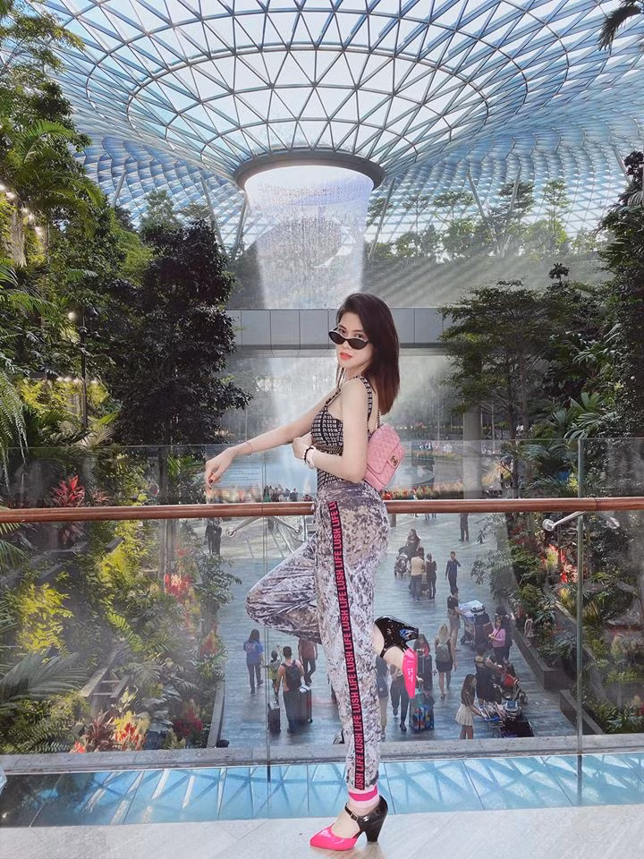 Vài tháng sau, hai người đường ai nấy đi. Sau chia tay, chân dài 8X và Vĩnh Thụy vẫn giữ tình bạn đẹp.