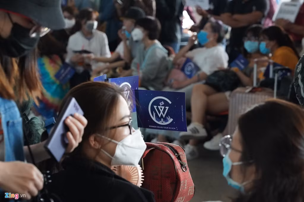 Fan đeo khẩu trang tới sân bay đón nhóm nhạc Hàn Quốc. WINNER nổi tiếng từ bài hát đầu tiên là Empty, thậm chí thiết lập nhiều kỷ lục. Ca khúc Really Really được nhóm phát hành năm 2017 trở thành bản hit, gây sốt thị trường Hàn Quốc. Đây là lần đầu tiên nhóm tổ chức concert tại Việt Nam. Xem video "Đại dịch corona cướp sinh mạng hàng trăm người". Nguồn VTC: