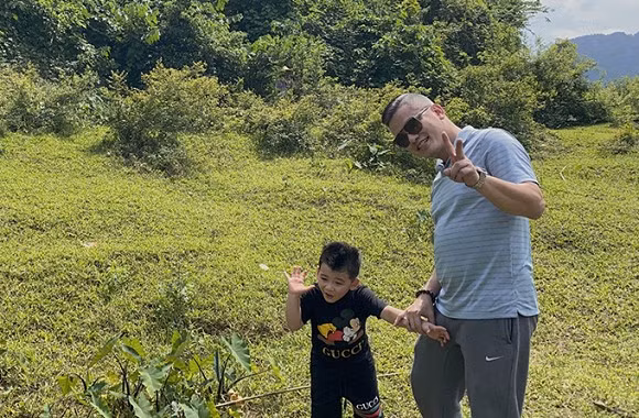 Điều đáng chú ý hơn cả là trong lần này, ông xã Đức Hải của Jennifer Phạm đã chịu xuất hiện trong khung ảnh cùng vợ con.