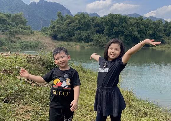 Vì COVID-19 vẫn chưa kết thúc hoàn toàn nên vợ chồng Jennifer Phạm không đưa các con đến những khu vui chơi đông người mà chỉ chạy loanh quanh trong khuôn viên nông trại của người thân.