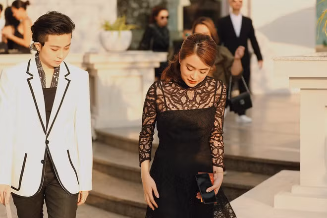 Hiện, nữ ca sĩ sống trong một căn hộ khang trang ở TP.HCM. Về chuyện riêng tư, Hoàng Thùy Linh rất kín tiếng. Cô chưa từng công khai người yêu kể từ khi hoạt động showbiz, dù từng có thời gian gắn bó bên người mẫu Vĩnh Thụy. Khoảng một năm nay, giọng ca 8X bị đồn hẹn hò Gil Lê, song cả hai chọn cách im lặng. Họ vẫn thường xuyên bị bắt gặp xuất hiện cùng nhau ở các sự kiện cũng như những chuyến du lịch. Ảnh: N.Thành.