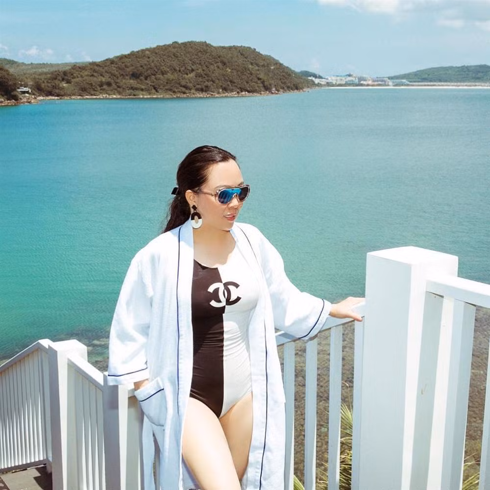 Quách Ngọc Ngoan và Phượng Chanel đến với nhau bằng khởi đầu không hoàn hảo. Hai người đều từng đổ vỡ hôn nhân, có con riêng. Phượng Chanel hơn bạn trai 7 tuổi lại có cơ nghiệp lớn, vì vậy cặp đôi không tránh khỏi việc bị gièm pha nhiều năm liền.