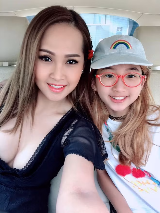 Con gái Minh Thư 11 tuổi, thừa hưởng những đường nét ưa nhìn của mẹ.