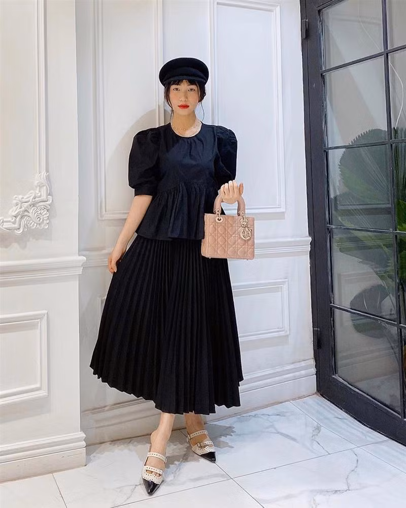 Cô cũng chỉ chăm diện các trang phục giấu dáng, che eo.