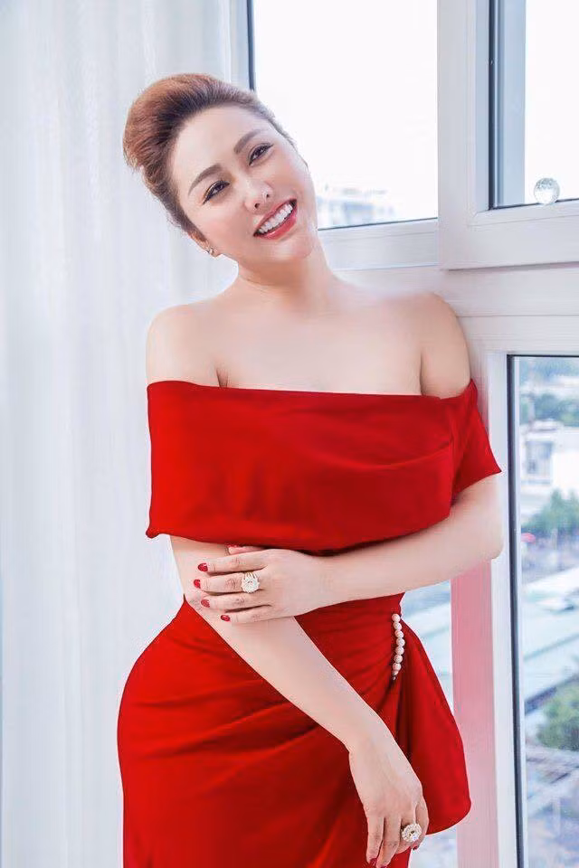 Nhắc tới chuyện phẫu thuật thẩm mỹ, Phi Thanh Vân chia sẻ: "Chuyện làm đẹp với tôi bây giờ là vì muốn nâng cấp hình ảnh bản thân, vì niềm vui của chính mình chứ không phải vì đàn ông nữa. Với ngoại hình mới, tôi hy vọng ngày càng tự tin vào bản thân hơn".