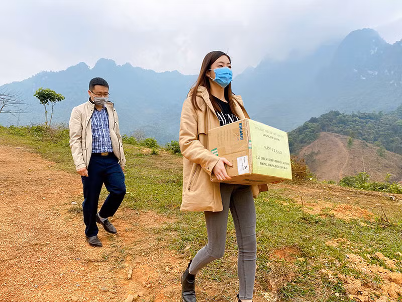 Luong Thuy Linh tang qua chien si bien phong tuyen dau chong COVID-19