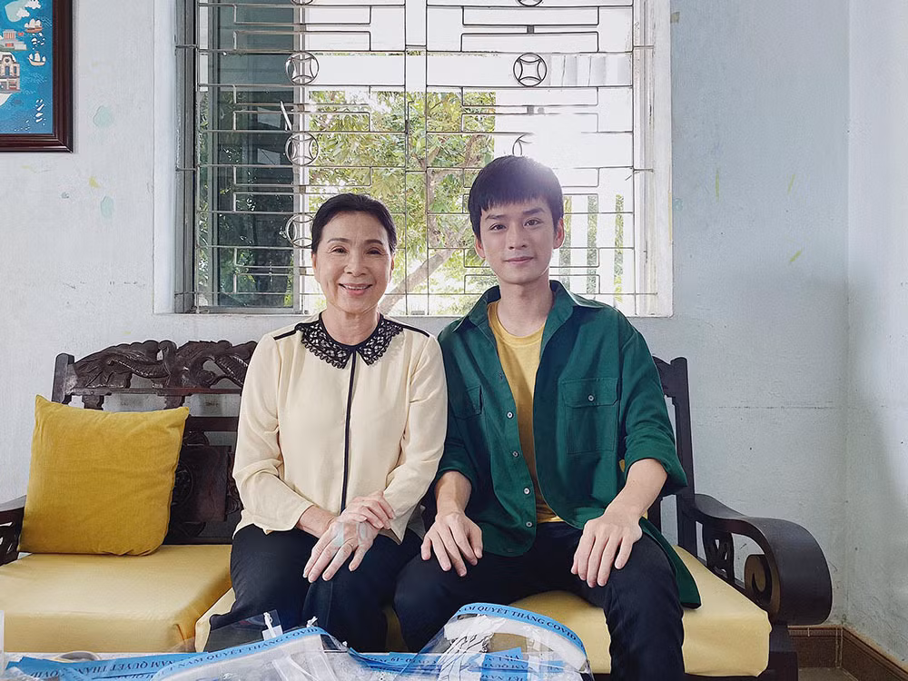 Khoe ảnh chụp bên NSND Kim Xuân, Trần Nghĩa bày tỏ tâm trạng trong lần đầu hợp tác với nghệ sĩ gạo cội: “Lần đầu tiên được con làm việc với má Kim Xuân lại là một dự án về cộng đồng, cảm thấy rất vui và vinh dự”.