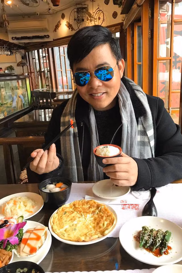 Sau nhiều năm hoạt động, ở tuổi 41, Quang Lê vẫn đang có một cuộc sống viên mãn với âm nhạc. Anh cũng thường xuyên chia sẻ hình ảnh về cuộc sống hàng ngày lên mạng xã hội với người hâm mộ.