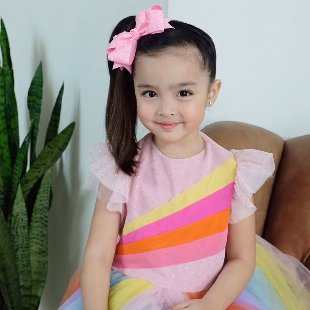 Những bức ảnh tạo dáng chuyên nghiệp nhưng không kém phần ngô nghê của bé được khen ngợi trên nhiều diễn đàn.