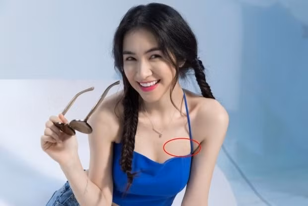 Sau chia tay Hoà Minzy hạn chế diện những bộ cánh hở để tránh gây bán tán. Tuy nhiên thời gian gần đây, người hâm mộ phát hiện nữ ca sĩ đã chính thức xoá dấn ấn của người yêu cũ. Hiện tại, Hoà Minzy cũng đang vô cùng hạnh phúc với mối tình cùng bạn trai thiếu gia.