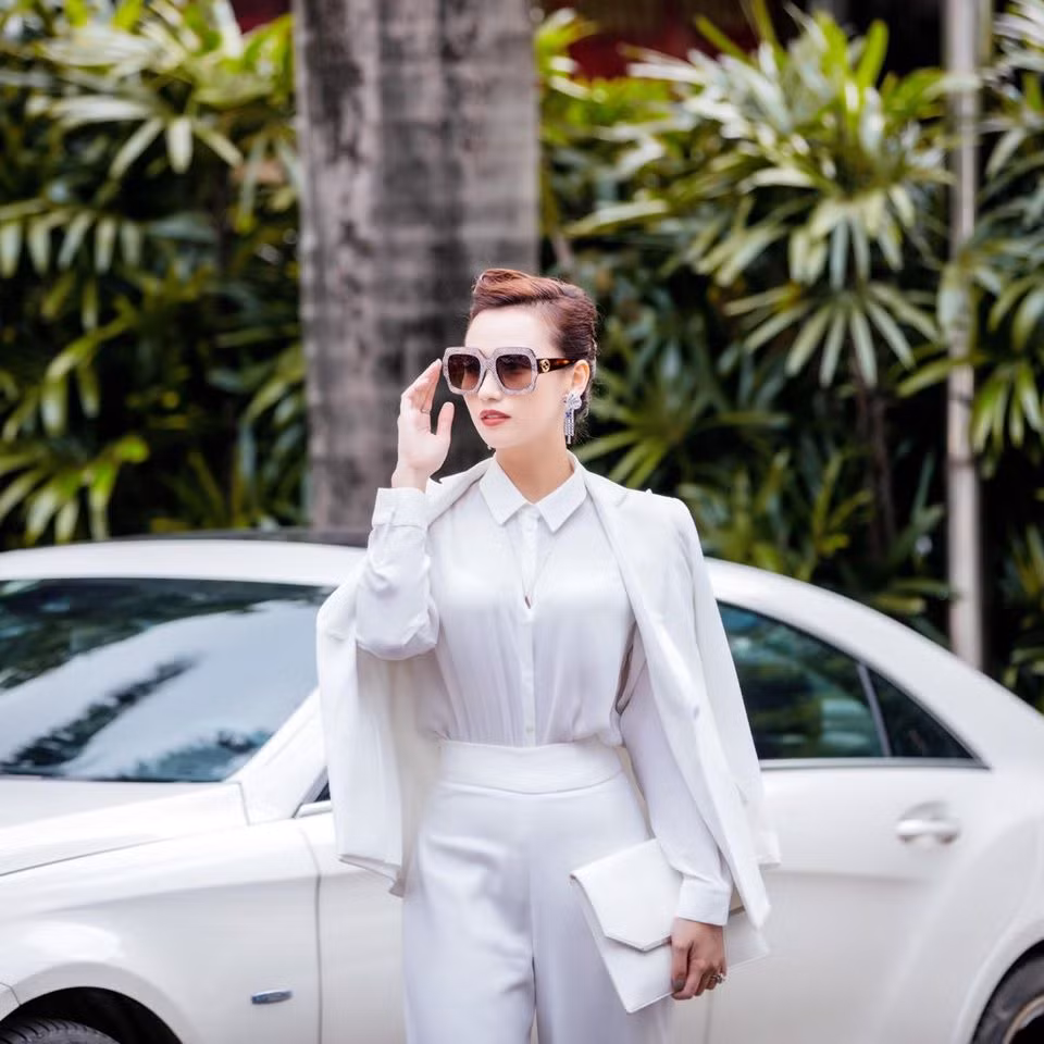 Không chỉ thành công trong sự nghiệp kinh doanh và phim ảnh, Lã Thanh Huyền còn có tổ ấm hạnh phúc. Cô có cuộc hôn nhân viên mãn gần 10 năm với ông xã cũng làm kinh doanh. Cặp đôi có một cậu con trai nhỏ.