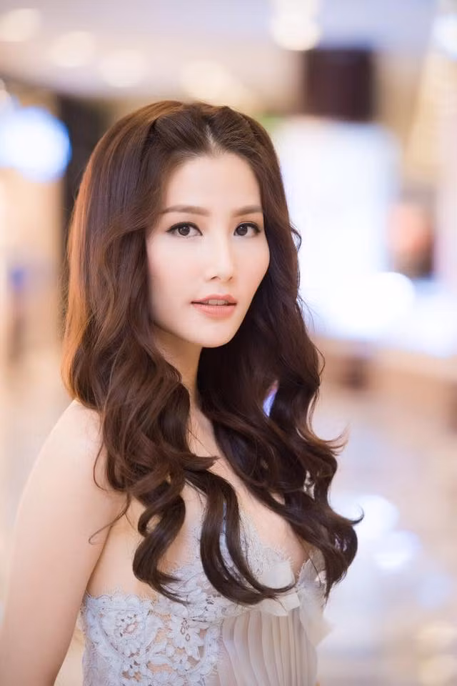Kém Lã Thanh Huyền 5 tuổi, Diễm My 9x trẻ trung, gợi cảm hút mắt.