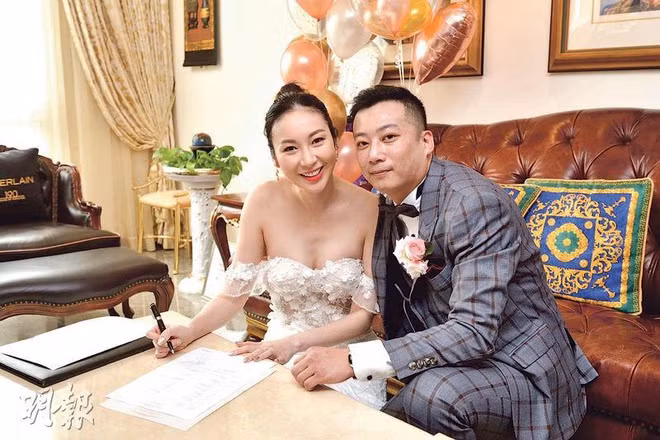 Ngày 16/3, Mingpao đăng tải loạt ảnh trong đám cưới phát online của người đẹp Trang Tư Mẫn và doanh nhân Đài Loan Dương Bỉnh Dật. Do ảnh hưởng của dịch Covid-19, nữ diễn viên đã hủy bỏ việc tổ chức nghi lễ truyền thống với cha mẹ hai bên và tiệc cưới.