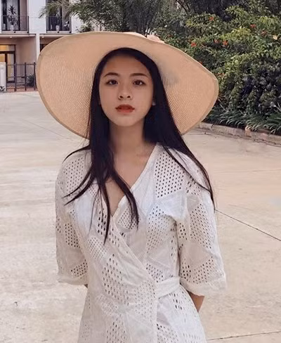 Vừa tròn 16 tuổi, Hồng Khanh cao 1m6, được xem là “bản sao hoàn hảo” của người mẹ diễn viên với đôi mắt to tròn quyến rũ, chiếc mũi thanh thoát, khuôn miệng cười duyên... cùng cốt cách nhẹ nhàng, lịch thiệp của phụ nữ Hà Thành.