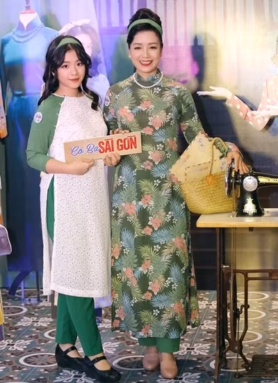 NSƯT Chiều Xuân từng chia sẻ chị và chồng luôn cố gắng giáo dục con theo hướng mềm mỏng, nhẹ nhàng. Trên mạng xã hội, nữ diễn viên “Mẹ chồng tôi” thường xuyên đăng tải hình ảnh với con gái và thường xuyên tương tác với các con.