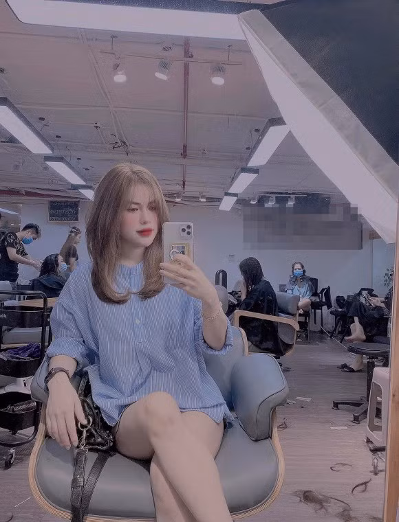 Trong khi đó, Hương Trần - vợ cũ Việt Anh cũng gây chú ý khi quyết tâm để mái và nhuộm màu tóc.