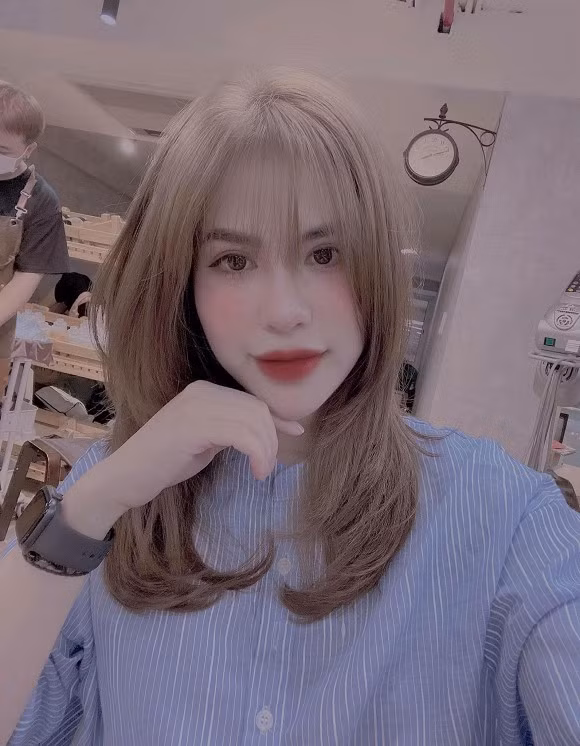 Cô chia sẻ: "Như này đủ tuổi gả chưa mọi người. 30 cuộc đời lần đầu cắt má, về cứ soi gương trông lạ lạ".