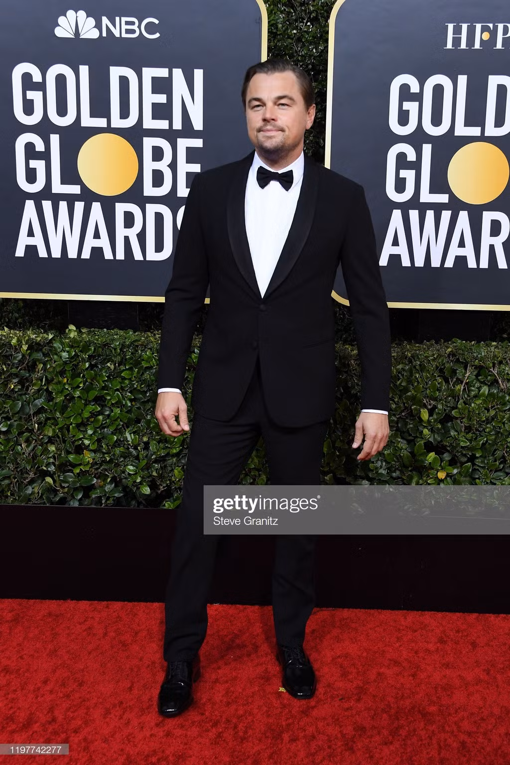 Leonardo DiCaprio diện vest đen, thắt nơ lịch lãm. Anh được đề cử giải Nam diễn viên chính xuất sắc phim hài/ca nhạc với tác phẩm Once Upon A Time In Hollywood.