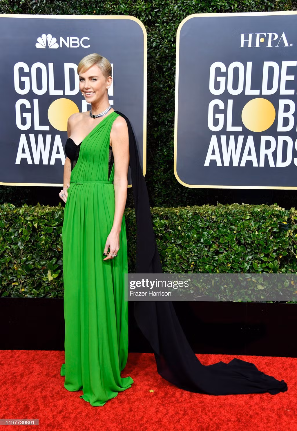 Tại thị trường Hollywood, Charlize Theron thuộc nhóm diễn viên giàu kinh nghiệm, cống hiến hết mình cho vai diễn. Nhờ dự án mới nhất Bombshell, cô cạnh tranh trực tiếp với Scarlett Johansson ở hạng mục Nữ diễn viên chính xuất sắc - Phim điện ảnh chính kịch.