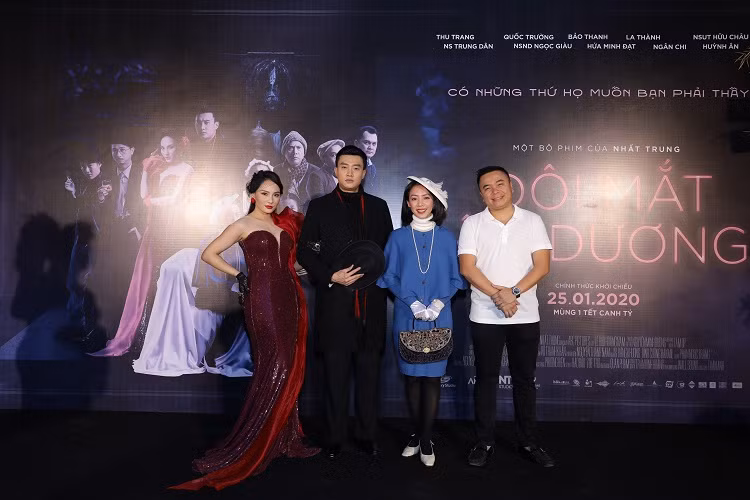 Nữ diễn viên diện trang phục lộng lẫy khi hội ngộ "người tình màn ảnh" Quốc Trường.