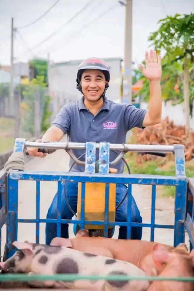 Quyền Linh có một gia đình hạnh phúc, ở ngôi biệt thự chục tỷ, đi xe hiệu đắt đỏ nhưng anh vẫn luôn giữ cho mình một lối sống giản dị, tiết kiệm, lúc nào cũng gần gũi, bình dị.
