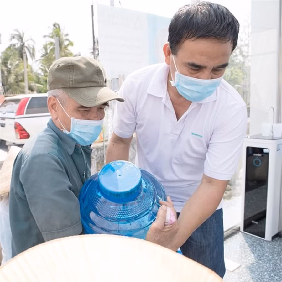 Là MC của người nông dân Việt Nam, mới đây, Quyền Linh cũng âm thầm ủng hộ bà con miền Tây chống ngập mặn 350 triệu đồng.