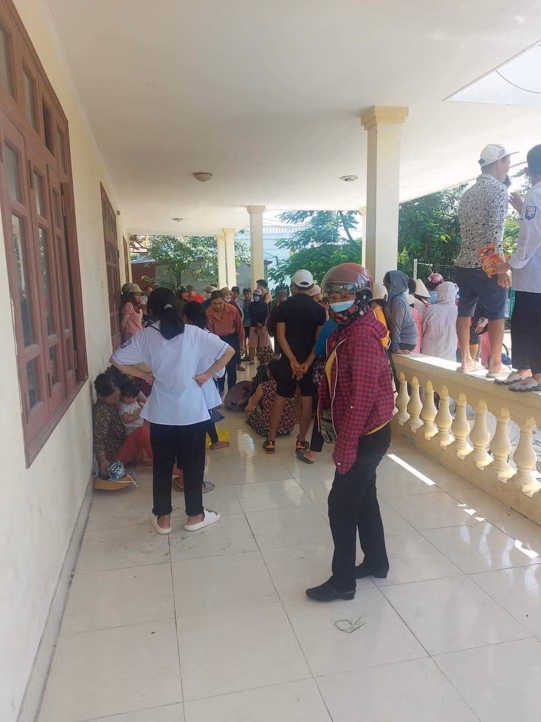 Người dân như ngồi trên đống lửa vì chủ họ đã "xa chạy cao bay". Ảnh: Internet