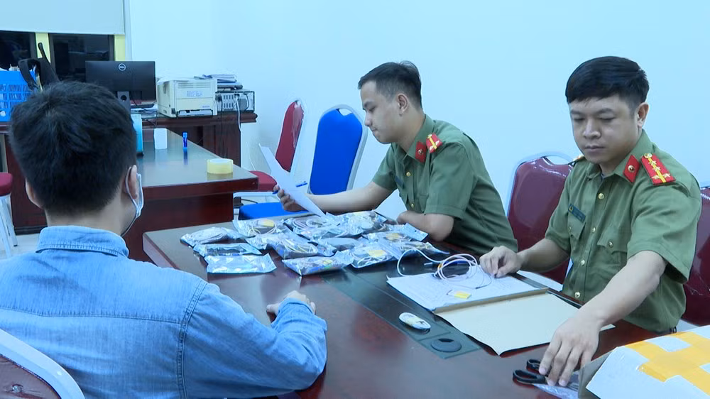 Hải Phòng: Phát hiện điện thoại siêu nhỏ gian lận trước khì thi THPT - Hình 2 Hai Phong: Phat hien dien thoai sieu nho gian lan truoc khi thi THPT-Hinh-2