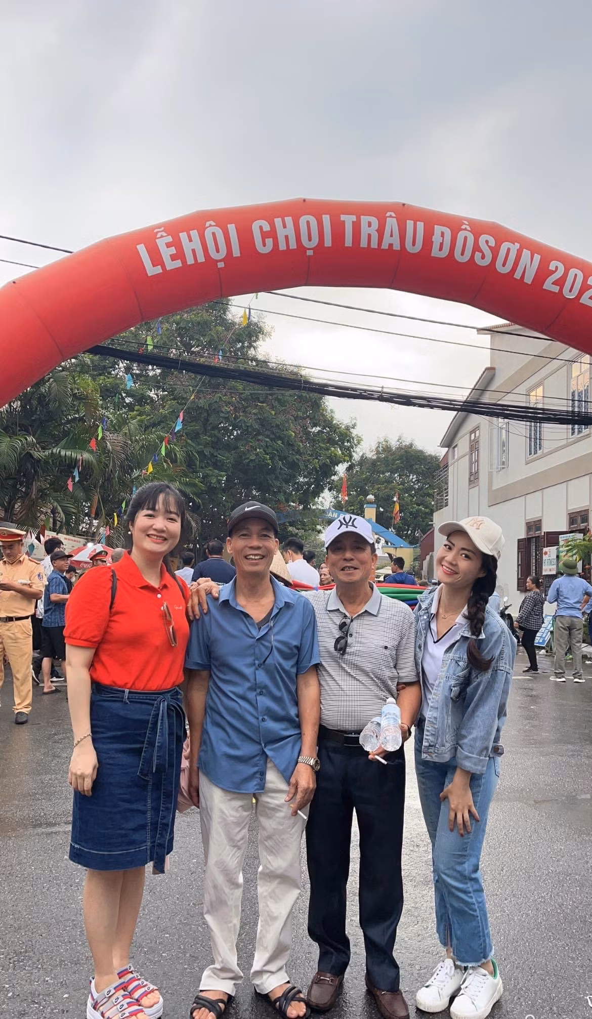 Lễ hội chọi trâu Đồ Sơn là một trong 15 lễ hội lớn nhất Việt Nam. Người dân vẫn truyền tụng thành câu ca “Dù ai buôn đâu bán đâu/ mồng 9 tháng 8 chọi trâu thì về/ Dù ai buôn bán trăm bề/ Mồng 9 tháng 8 nhớ về chọi trâu”.