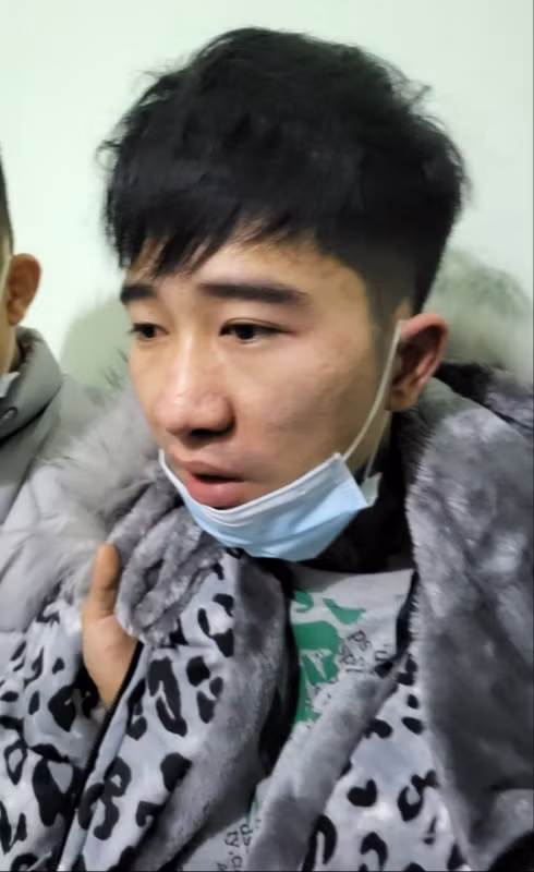 Sau đó, Nam thay quần áo mặc ngoài, giày, mũ, balô, túi đeo trước ngực mang ra phía sau nhà đốt, rồi đeo balô chứa súng, đạn cùng số tiền còn lại đến nhà trọ tại phường Khai Quang, TP Vĩnh Yên, tỉnh Vĩnh Phúc.
