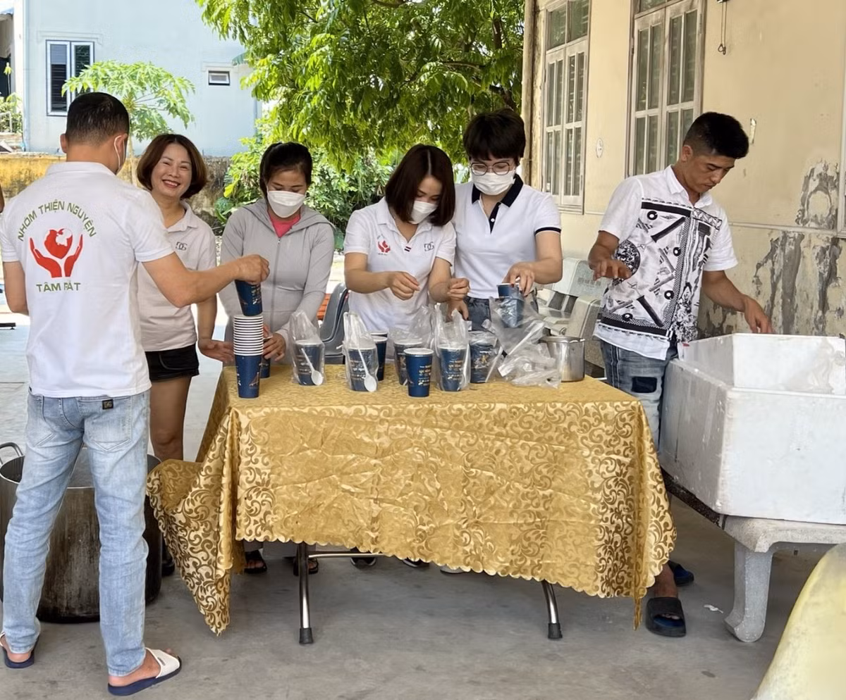 Người bệnh ấm lòng với những cốc cháo nghĩa tình Tâm Phát Nguoi benh am long voi nhung coc chao nghia tinh Tam Phat