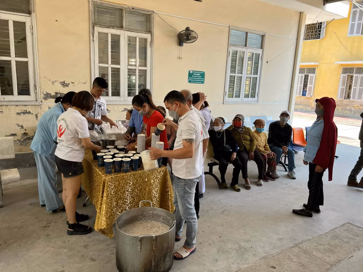 Người bệnh ấm lòng với những cốc cháo nghĩa tình Tâm Phát - Hình 4 Nguoi benh am long voi nhung coc chao nghia tinh Tam Phat-Hinh-4